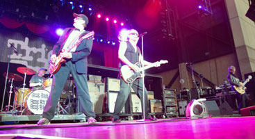 Cheap-Trick-guitarist-Rick-Nielsen-(left)-and-singer-Robin-Zander Def Leppard + Poison + Cheap Trick - 5 de Septiembre'09 - San Bernardino ( California )