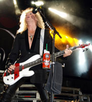 Def-Leppard-bass-player-Rick-Savage-at-San-Manuel-Ampitheatre Def Leppard + Poison + Cheap Trick - 5 de Septiembre'09 - San Bernardino ( California )