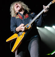 Poison-guitarist-C.C.-DeVille-at-San-Manuel-Ampitheatre Def Leppard + Poison + Cheap Trick - 5 de Septiembre'09 - San Bernardino ( California )