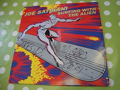 Joe Satriani, 30 años surfeando con el alien