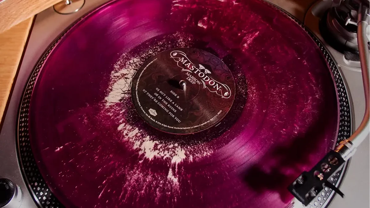 Mastodon incorpora dientes fosilizados de 11.000 años a sus vinilos de Marrow Deep